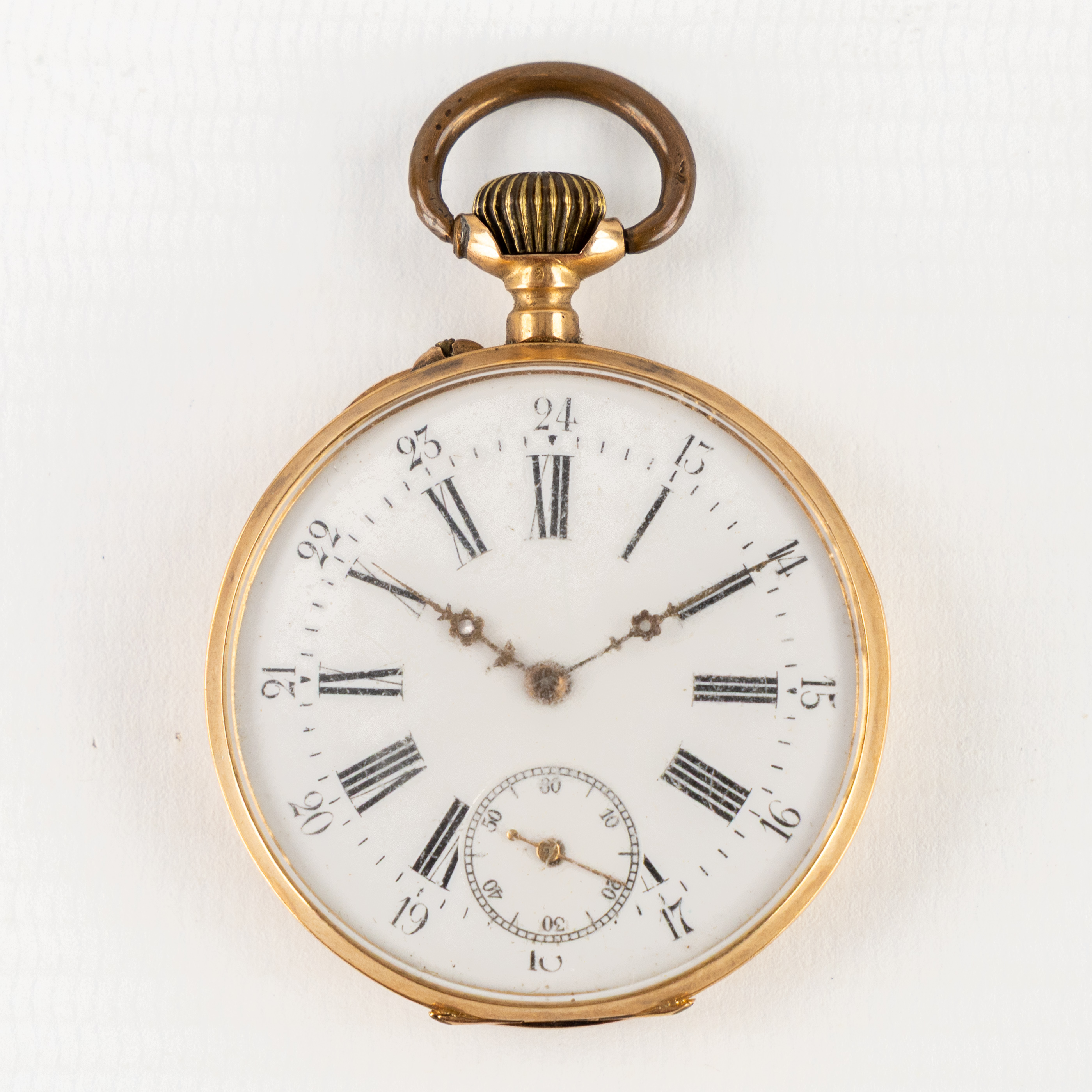 Een antiek zakhorloge, 18kt geel goud en messing. Circa 1900. (L:4.5 x H:5.6 cm)
